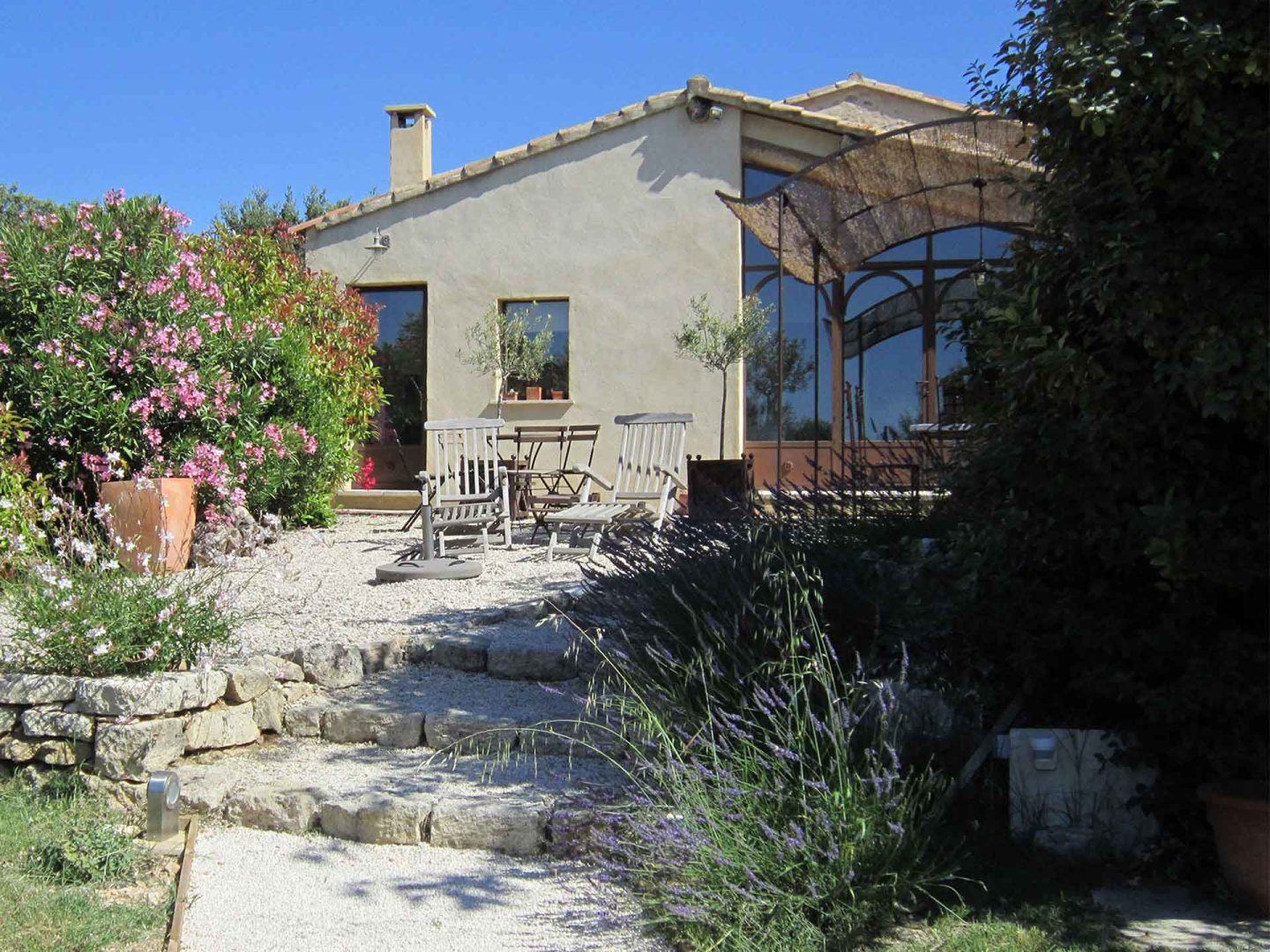 Gravel patio and stone steps leading to La Maison de Lune, perfect for summer in Provence